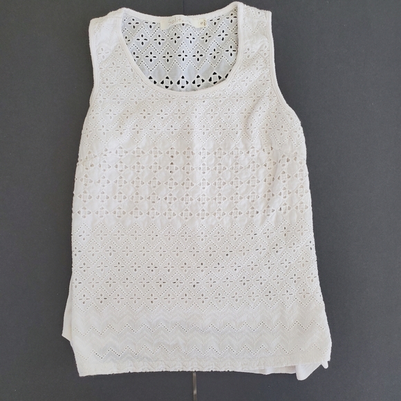 Solitaire Tops - Solitaire small off-white cotton sleeveless top wit floral embroidery